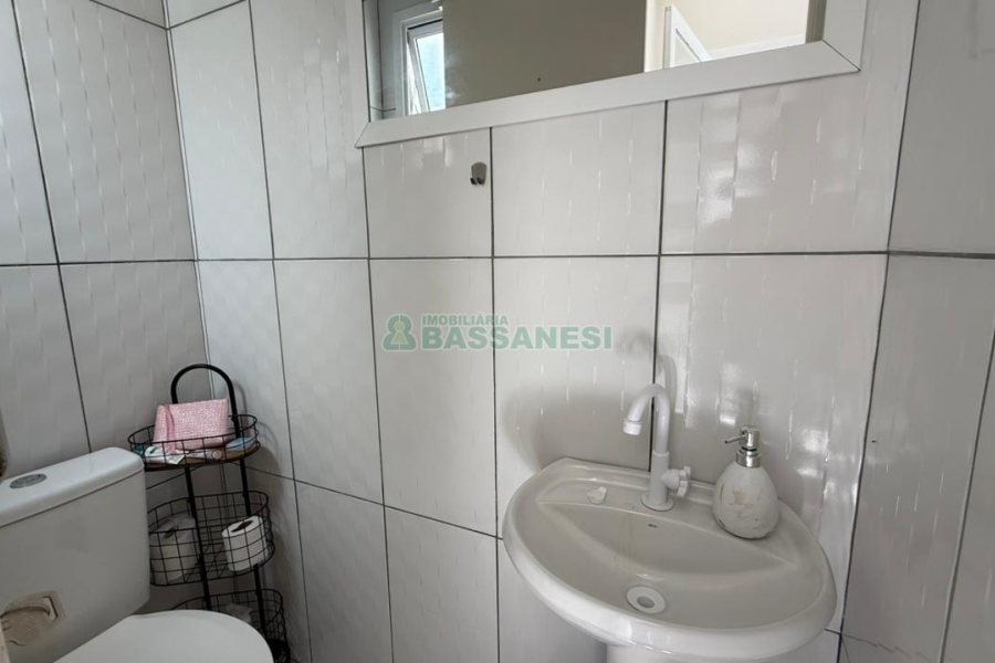 Sobrado com 70m², 2 dormitórios, 1 vaga, no bairro Vinhedos em Caxias do Sul para Comprar