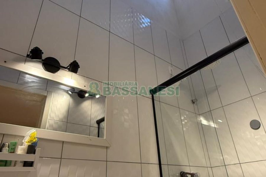 Sobrado com 70m², 2 dormitórios, 1 vaga, no bairro Vinhedos em Caxias do Sul para Comprar