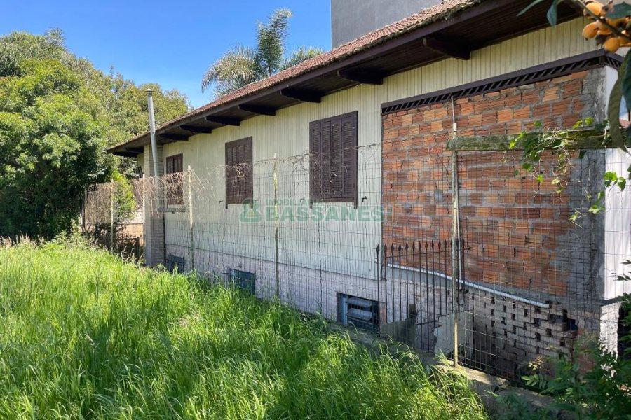 Casa com 200m², 2 dormitórios, 1 vaga, no bairro Santa Catarina em Caxias do Sul para Comprar