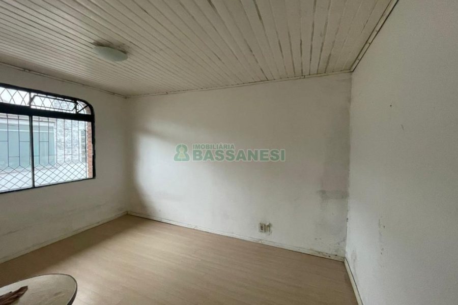 Casa com 176m², 2 dormitórios, 2 vagas, no bairro São José em Caxias do Sul para Comprar
