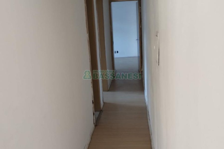 Casa com 176m², 2 dormitórios, 2 vagas, no bairro São José em Caxias do Sul para Comprar