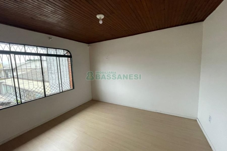 Casa com 176m², 2 dormitórios, 2 vagas, no bairro São José em Caxias do Sul para Comprar