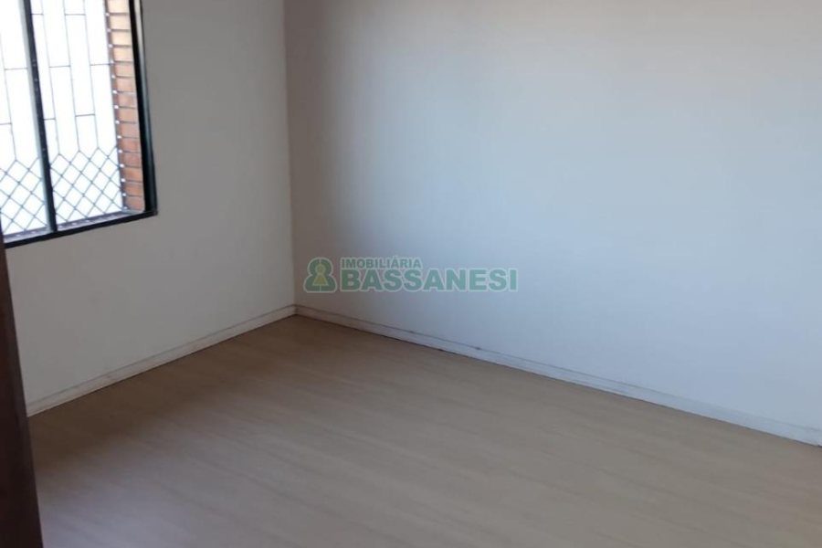 Casa com 176m², 2 dormitórios, 2 vagas, no bairro São José em Caxias do Sul para Comprar