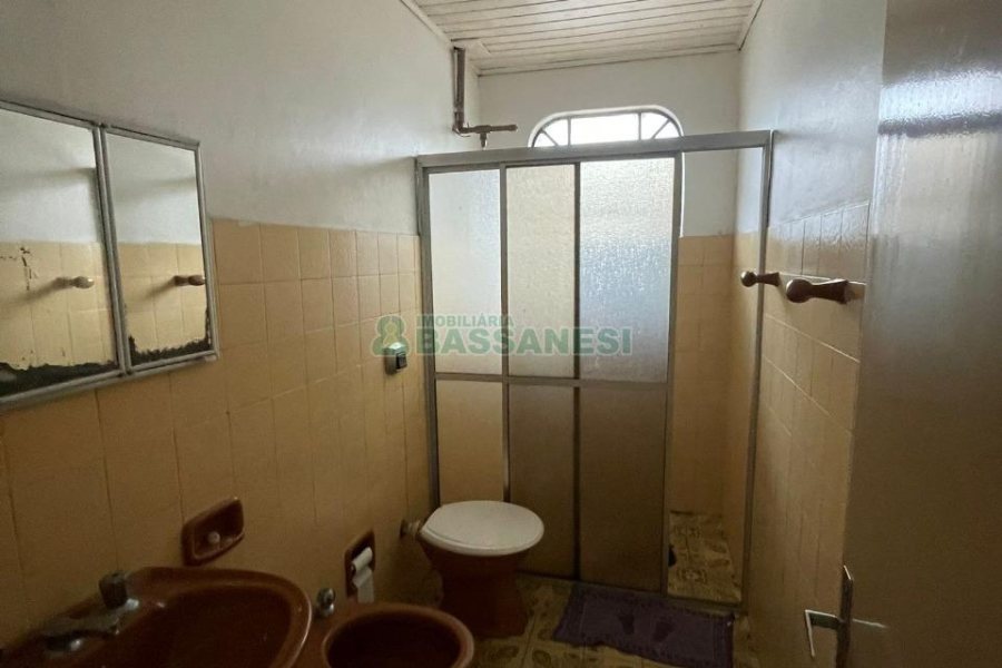 Casa com 176m², 2 dormitórios, 2 vagas, no bairro São José em Caxias do Sul para Comprar