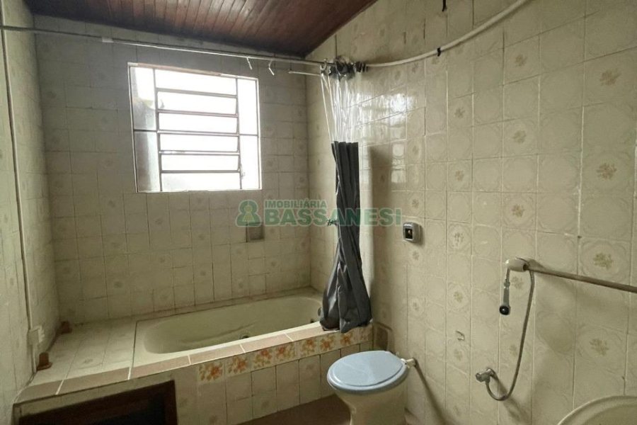 Casa com 176m², 2 dormitórios, 2 vagas, no bairro São José em Caxias do Sul para Comprar