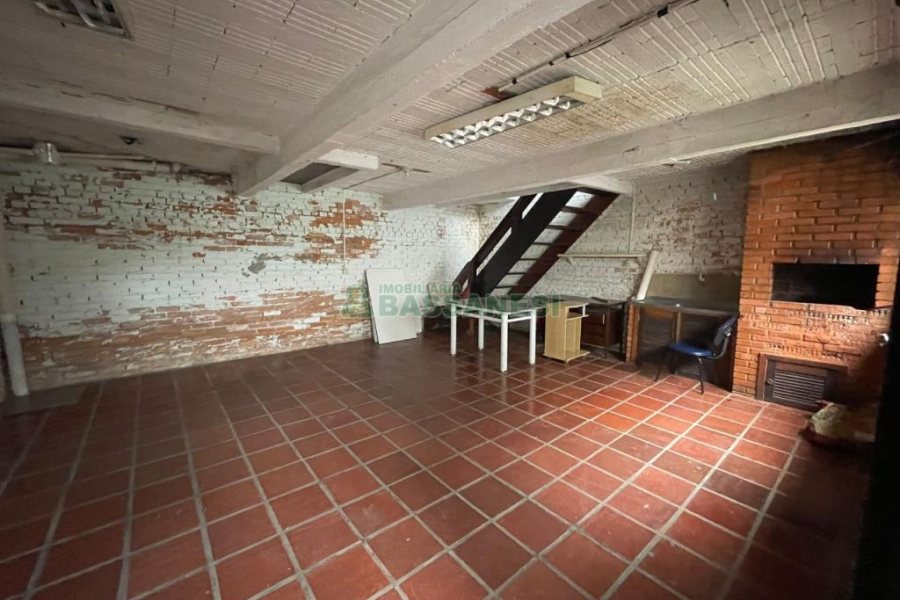 Casa com 176m², 2 dormitórios, 2 vagas, no bairro São José em Caxias do Sul para Comprar