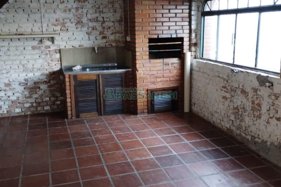 Casa com 176m², 2 dormitórios, 2 vagas, no bairro São José em Caxias do Sul para Comprar