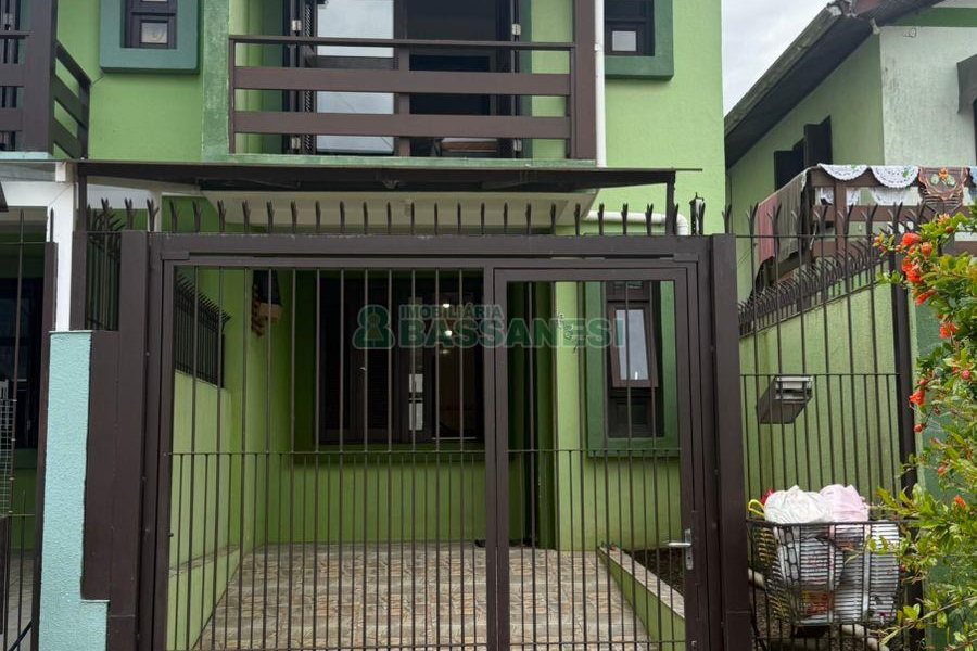 Sobrado com 75m², 2 dormitórios, 1 vaga, no bairro Desvio Rizzo em Caxias do Sul para Comprar