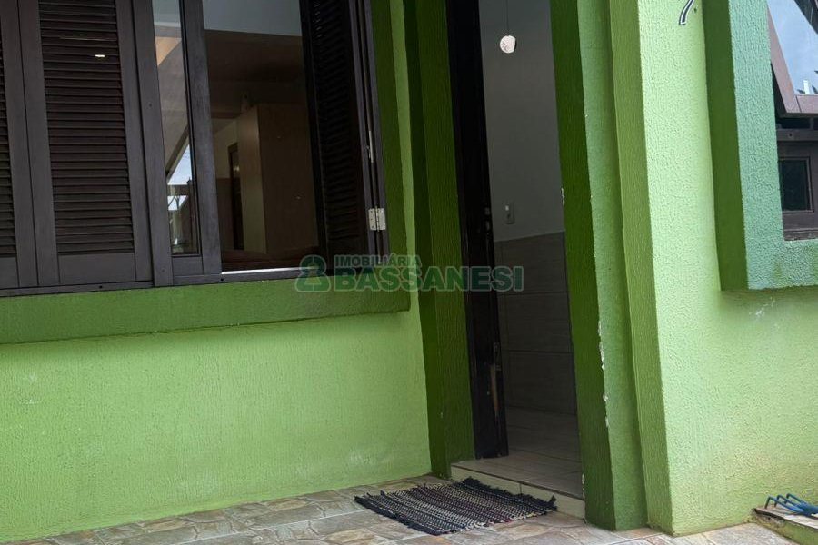 Sobrado com 75m², 2 dormitórios, 1 vaga, no bairro Desvio Rizzo em Caxias do Sul para Comprar