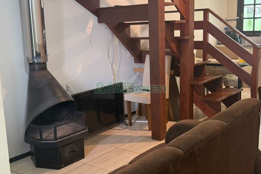 Sobrado com 75m², 2 dormitórios, 1 vaga, no bairro Desvio Rizzo em Caxias do Sul para Comprar