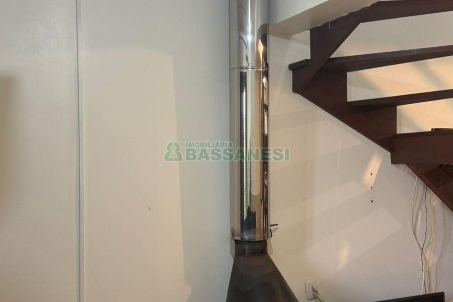 Sobrado com 75m², 2 dormitórios, 1 vaga, no bairro Desvio Rizzo em Caxias do Sul para Comprar