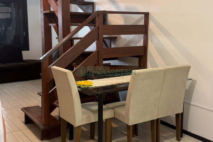 Sobrado com 75m², 2 dormitórios, 1 vaga, no bairro Desvio Rizzo em Caxias do Sul para Comprar