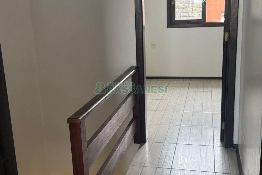 Sobrado com 75m², 2 dormitórios, 1 vaga, no bairro Desvio Rizzo em Caxias do Sul para Comprar