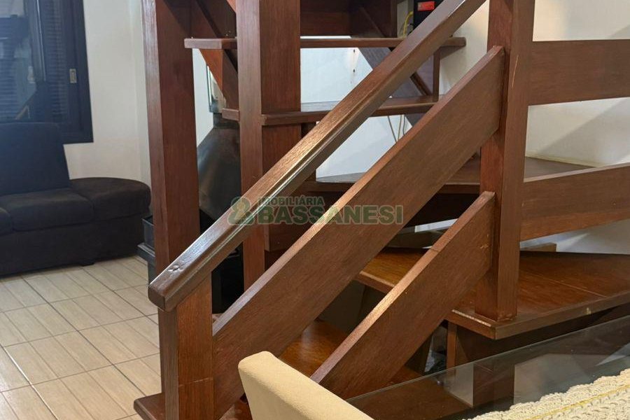 Sobrado com 75m², 2 dormitórios, 1 vaga, no bairro Desvio Rizzo em Caxias do Sul para Comprar