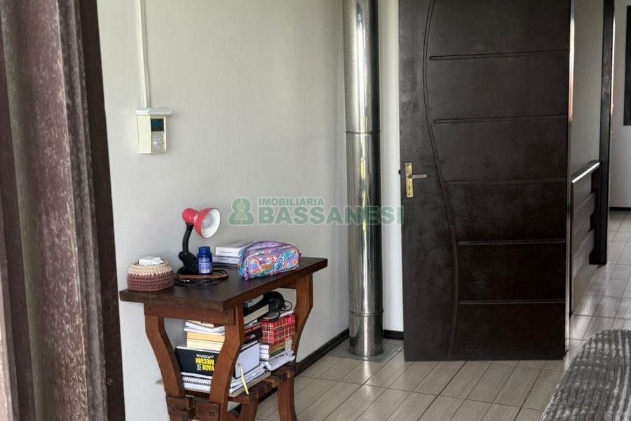 Sobrado com 75m², 2 dormitórios, 1 vaga, no bairro Desvio Rizzo em Caxias do Sul para Comprar