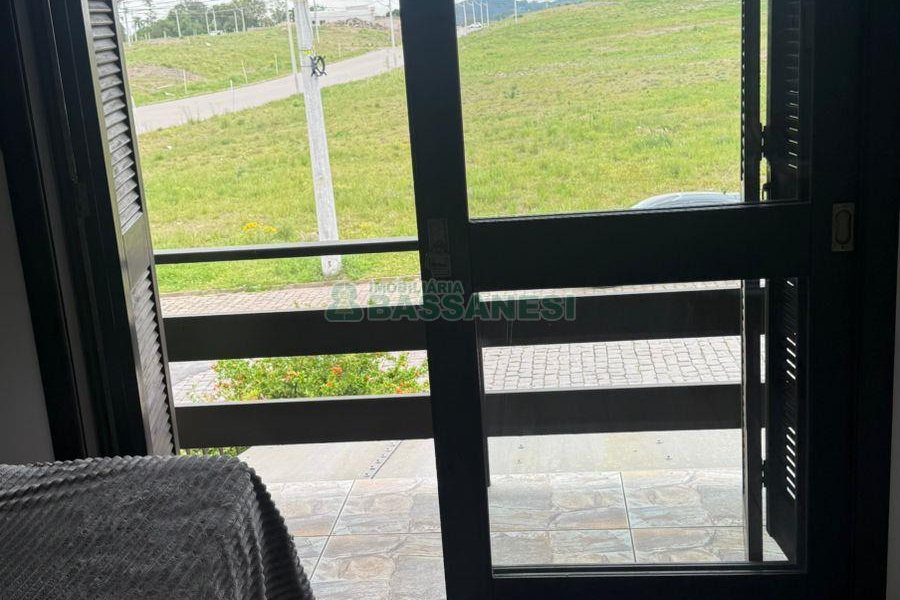 Sobrado com 75m², 2 dormitórios, 1 vaga, no bairro Desvio Rizzo em Caxias do Sul para Comprar