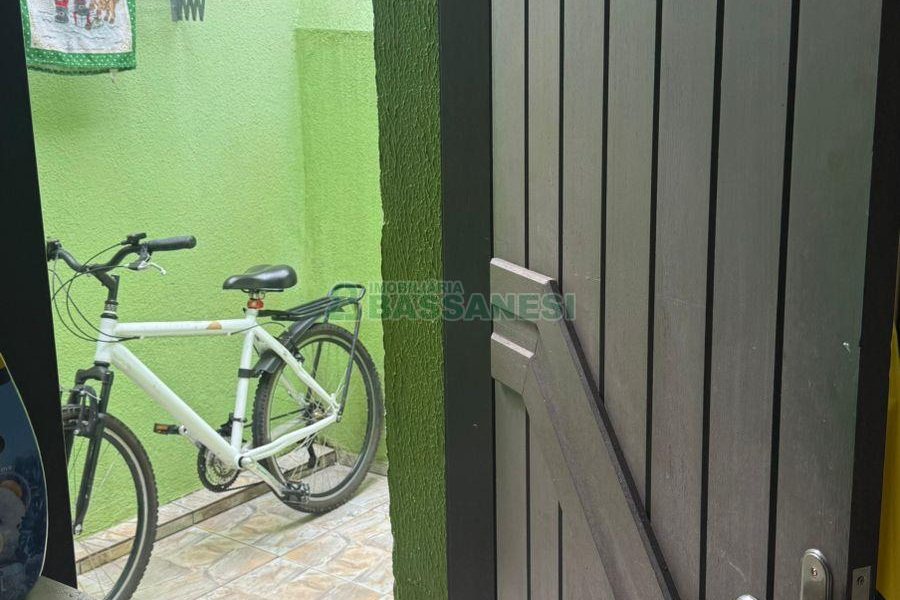 Sobrado com 75m², 2 dormitórios, 1 vaga, no bairro Desvio Rizzo em Caxias do Sul para Comprar