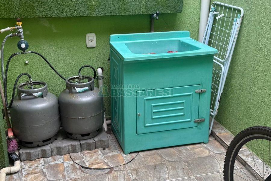 Sobrado com 75m², 2 dormitórios, 1 vaga, no bairro Desvio Rizzo em Caxias do Sul para Comprar