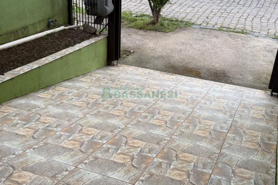 Sobrado com 75m², 2 dormitórios, 1 vaga, no bairro Desvio Rizzo em Caxias do Sul para Comprar