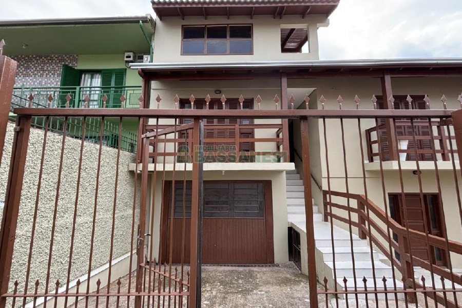 Casa com 82m², 2 dormitórios, 1 vaga, no bairro Pioneiro em Caxias do Sul para Alugar
