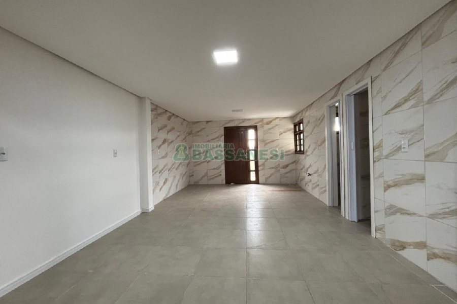 Casa com 82m², 2 dormitórios, 1 vaga, no bairro Pioneiro em Caxias do Sul para Alugar