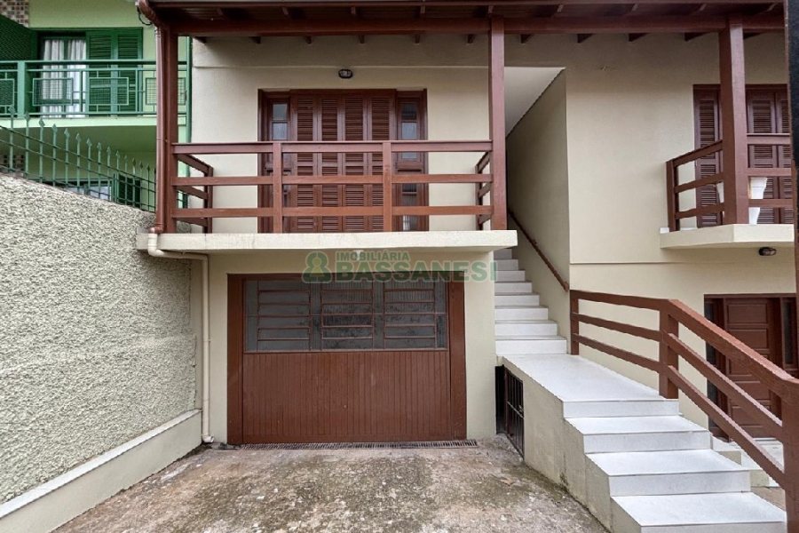 Casa com 82m², 2 dormitórios, 1 vaga, no bairro Pioneiro em Caxias do Sul para Alugar