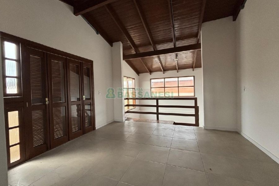 Casa com 82m², 2 dormitórios, 1 vaga, no bairro Pioneiro em Caxias do Sul para Alugar