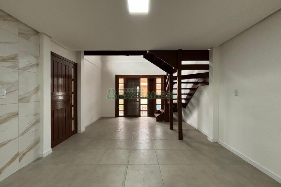 Casa com 82m², 2 dormitórios, 1 vaga, no bairro Pioneiro em Caxias do Sul para Alugar