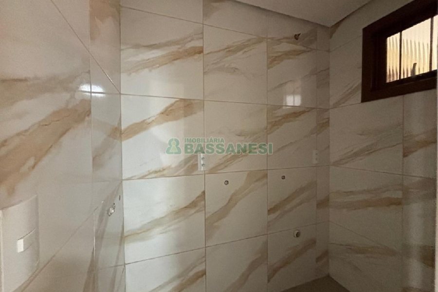 Casa com 82m², 2 dormitórios, 1 vaga, no bairro Pioneiro em Caxias do Sul para Alugar