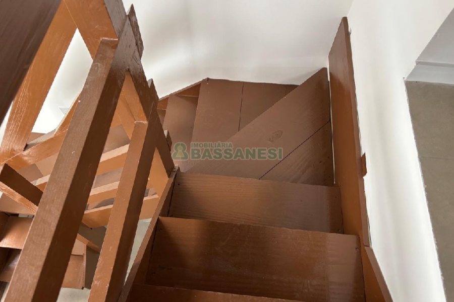 Casa com 82m², 2 dormitórios, 1 vaga, no bairro Pioneiro em Caxias do Sul para Alugar