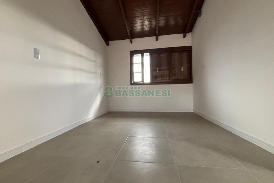 Casa com 82m², 2 dormitórios, 1 vaga, no bairro Pioneiro em Caxias do Sul para Alugar