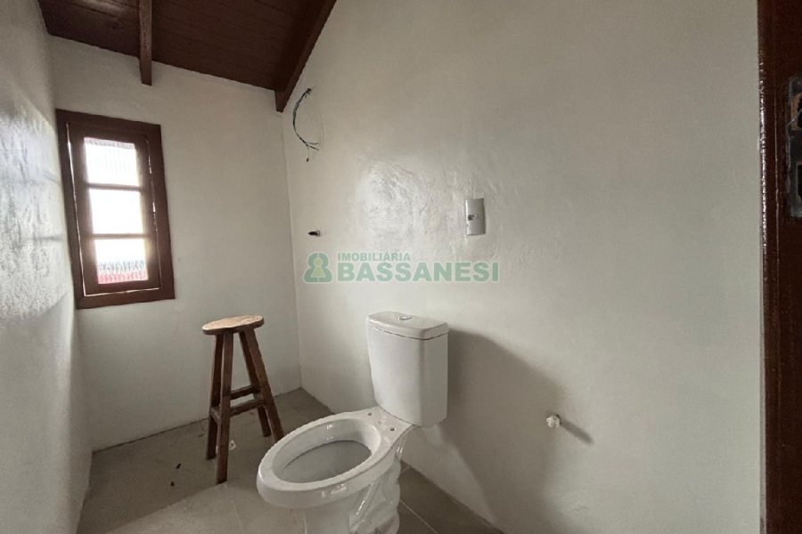 Casa com 82m², 2 dormitórios, 1 vaga, no bairro Pioneiro em Caxias do Sul para Alugar