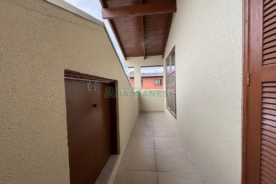 Casa com 82m², 2 dormitórios, 1 vaga, no bairro Pioneiro em Caxias do Sul para Alugar