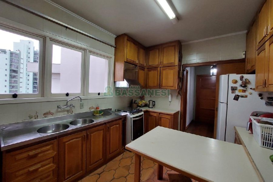 Apartamento com 150m², 3 dormitórios, 3 vagas, no bairro Exposição em Caxias do Sul para Alugar