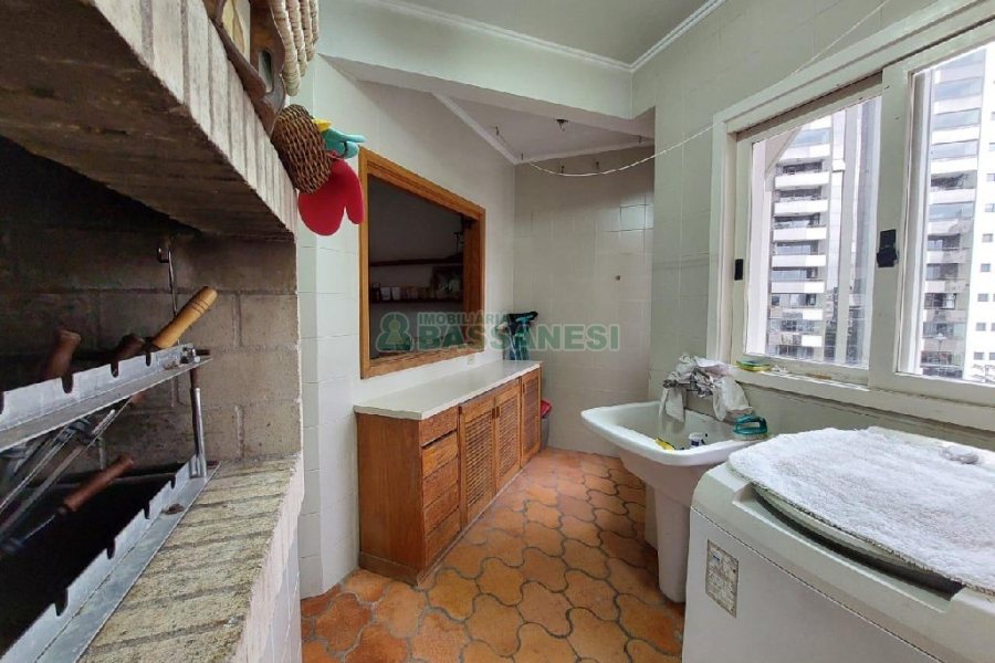 Apartamento com 150m², 3 dormitórios, 3 vagas, no bairro Exposição em Caxias do Sul para Alugar