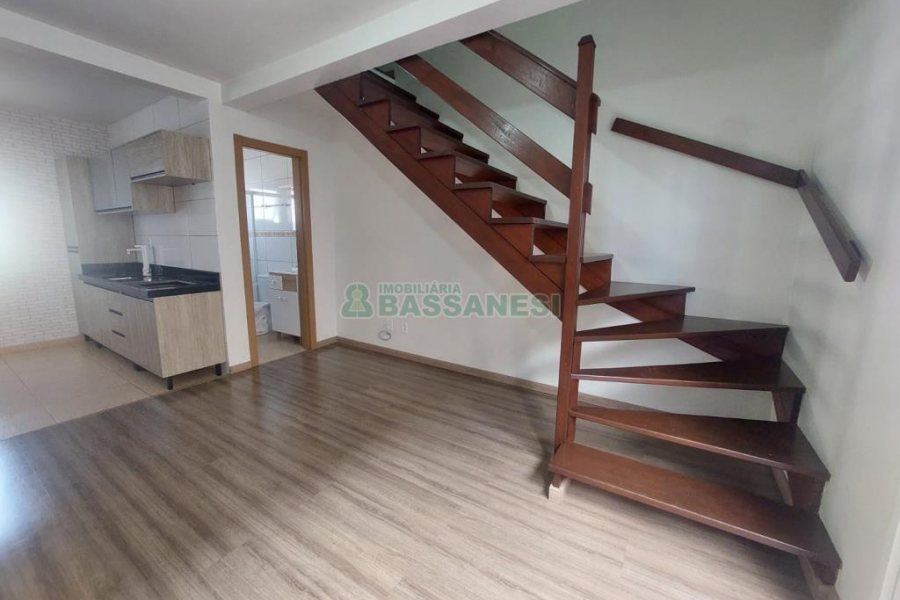 Sobrado com 90m², 2 dormitórios, 1 vaga, no bairro São Luiz em Caxias do Sul para Comprar