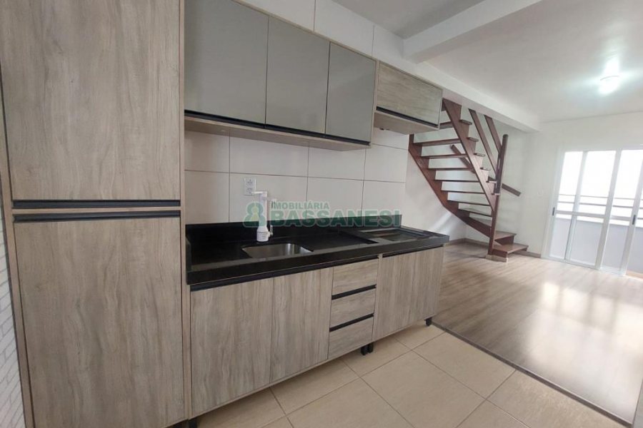 Sobrado com 90m², 2 dormitórios, 1 vaga, no bairro São Luiz em Caxias do Sul para Comprar