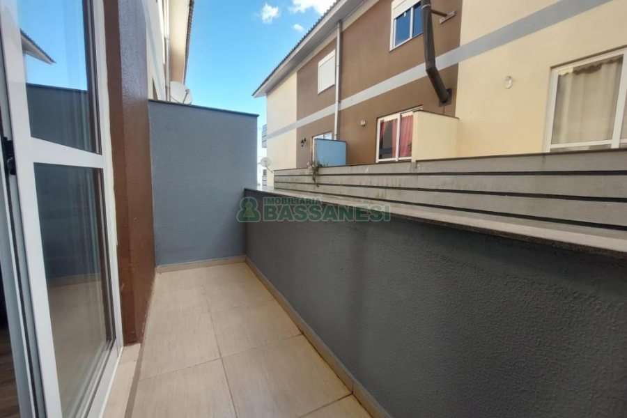 Sobrado com 90m², 2 dormitórios, 1 vaga, no bairro São Luiz em Caxias do Sul para Comprar