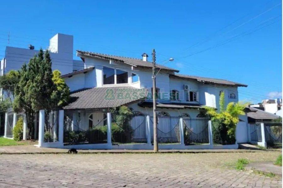 Casa Mobiliada com 320m², 3 dormitórios, 3 vagas, no bairro Vinhedos em Caxias do Sul para Alugar