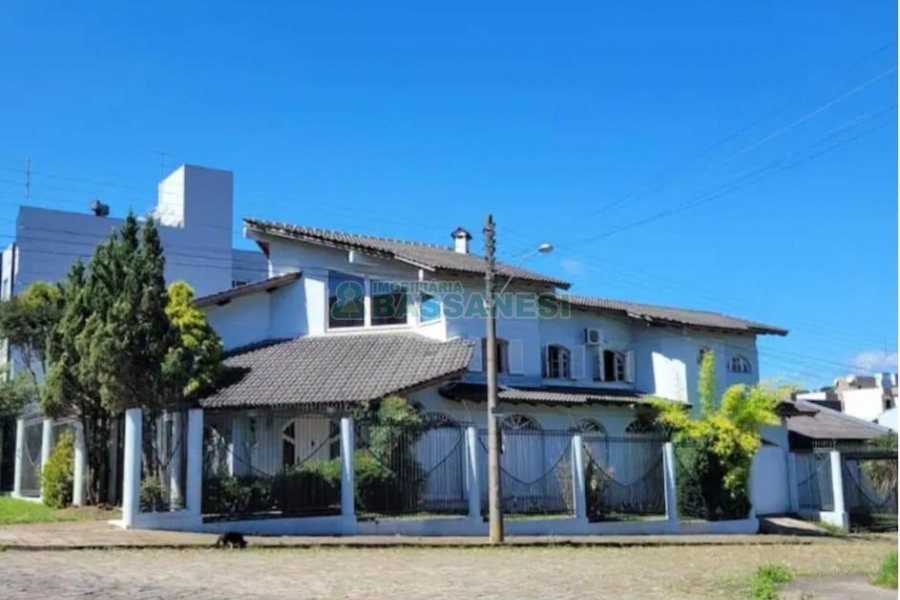 Casa Mobiliada com 320m², 3 dormitórios, 3 vagas, no bairro Vinhedos em Caxias do Sul para Alugar