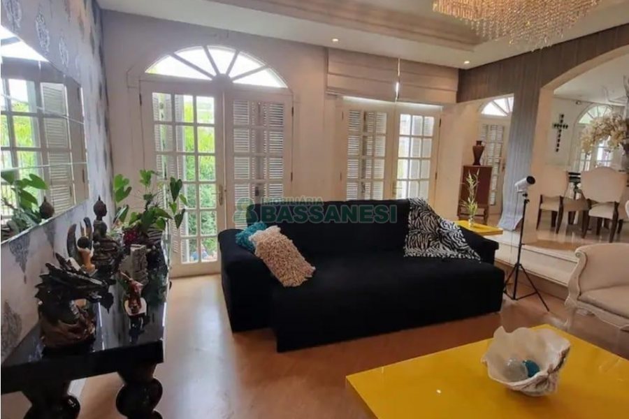 Casa Mobiliada com 320m², 3 dormitórios, 3 vagas, no bairro Vinhedos em Caxias do Sul para Alugar