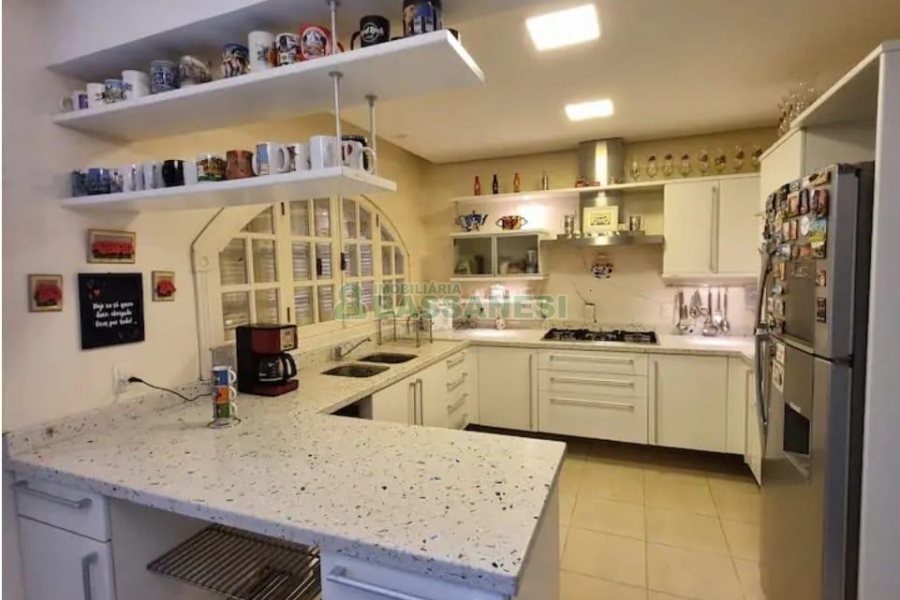 Casa Mobiliada com 320m², 3 dormitórios, 3 vagas, no bairro Vinhedos em Caxias do Sul para Alugar