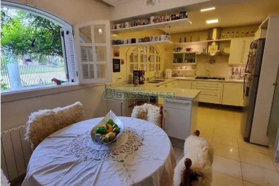 Casa Mobiliada com 320m², 3 dormitórios, 3 vagas, no bairro Vinhedos em Caxias do Sul para Alugar