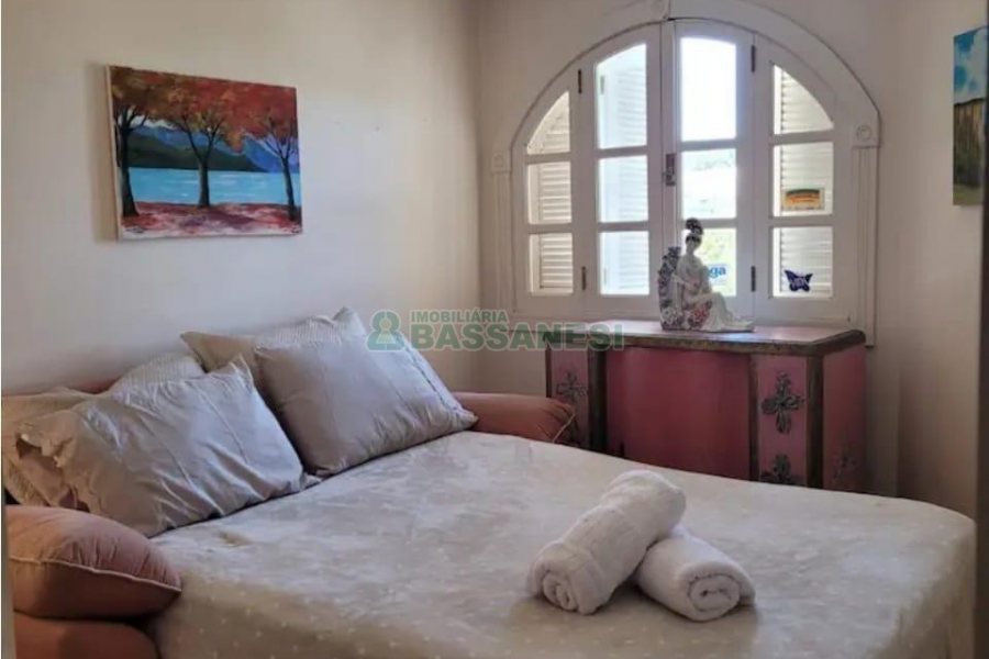 Casa Mobiliada com 320m², 3 dormitórios, 3 vagas, no bairro Vinhedos em Caxias do Sul para Alugar