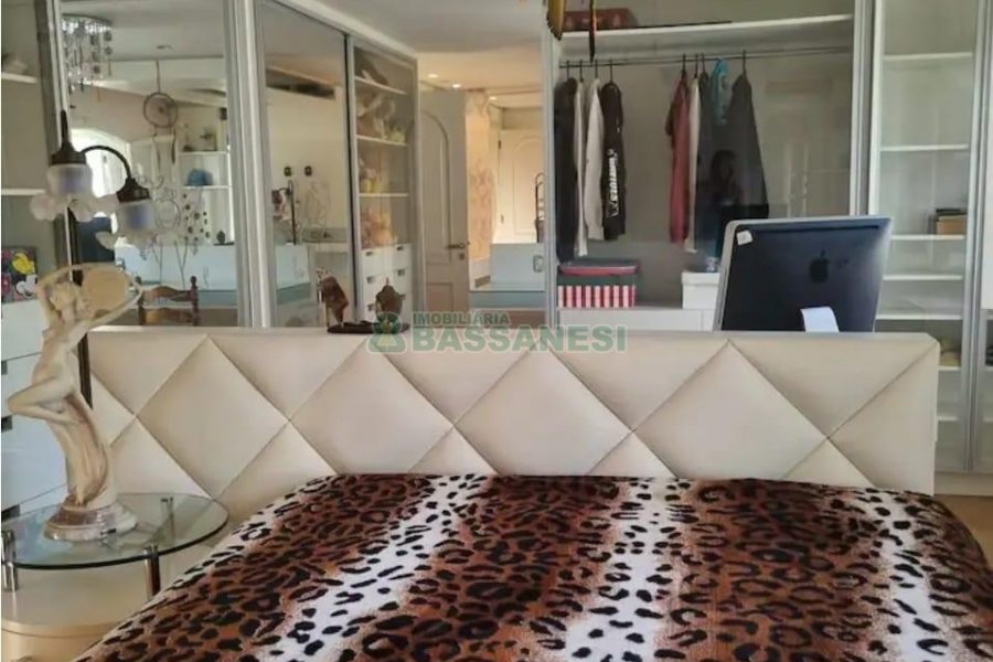 Casa Mobiliada com 320m², 3 dormitórios, 3 vagas, no bairro Vinhedos em Caxias do Sul para Alugar