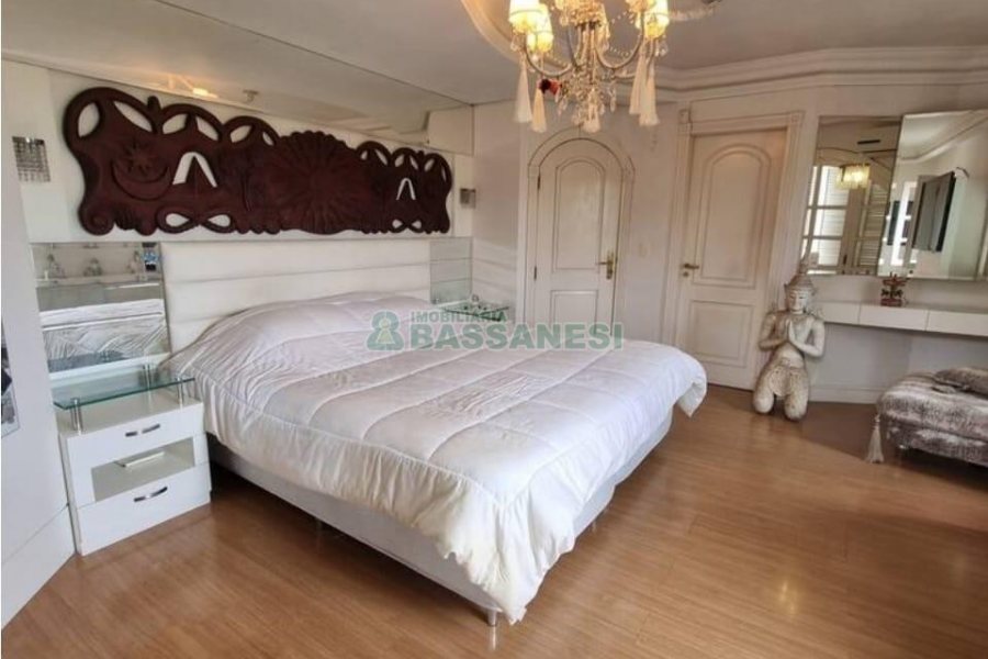 Casa Mobiliada com 320m², 3 dormitórios, 3 vagas, no bairro Vinhedos em Caxias do Sul para Alugar