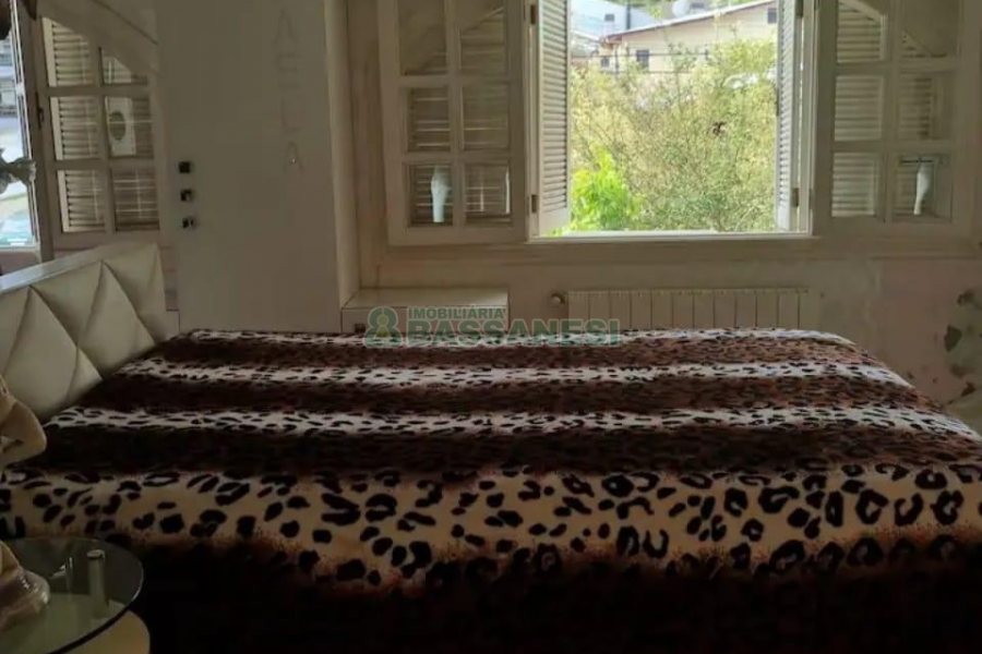 Casa Mobiliada com 320m², 3 dormitórios, 3 vagas, no bairro Vinhedos em Caxias do Sul para Alugar