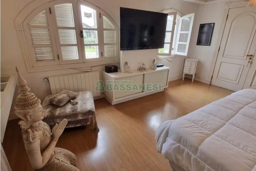 Casa Mobiliada com 320m², 3 dormitórios, 3 vagas, no bairro Vinhedos em Caxias do Sul para Alugar