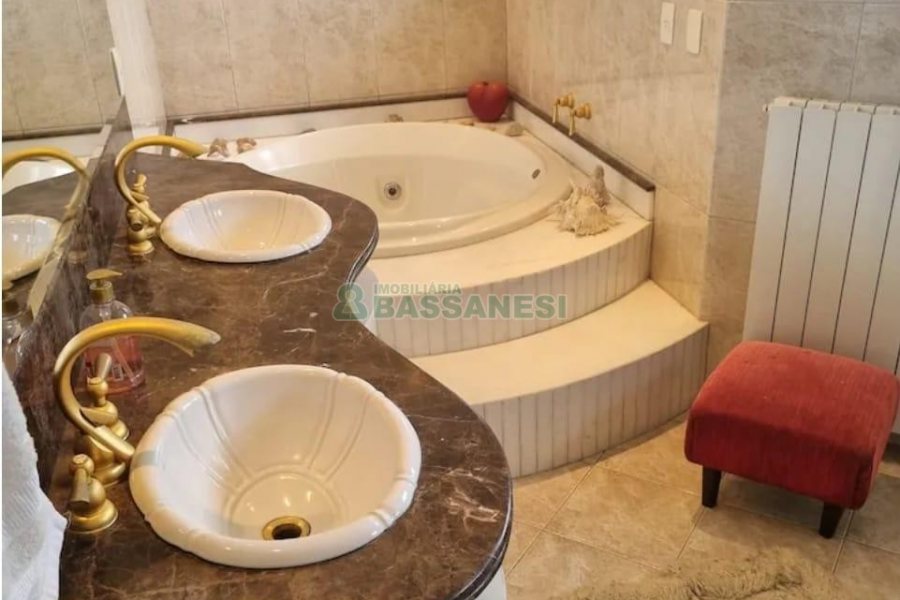 Casa Mobiliada com 320m², 3 dormitórios, 3 vagas, no bairro Vinhedos em Caxias do Sul para Alugar