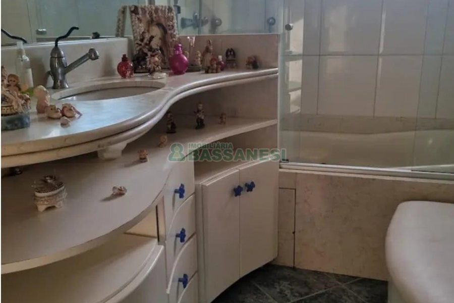 Casa Mobiliada com 320m², 3 dormitórios, 3 vagas, no bairro Vinhedos em Caxias do Sul para Alugar